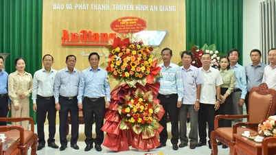 O presidente do Comitê Popular da província de An Giang, Ho Van Mung, parabenizou o jornal e a rádio/televisão de An Giang pela ocasião do Dia da Imprensa Revolucionária do Vietnã.