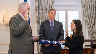 La primera mujer embajadora de Estados Unidos en Vietnam jura su cargo.