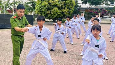 La police locale organise des cours d'arts martiaux gratuits pour les enfants.