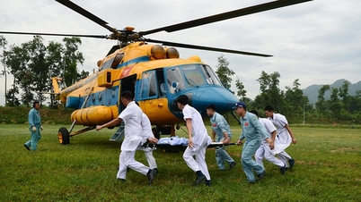 Flygvapnet 916 genomför övningar för att evakuera offer från höghustak med hjälp av helikoptrar.