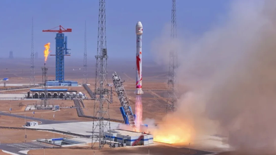 Um foguete chinês explode no espaço muito perto do satélite Starlink.