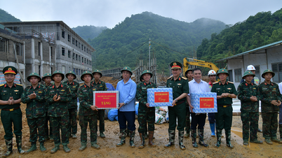 El teniente general La Cong Phuong anima a las fuerzas armadas que construyen escuelas en la región fronteriza de Cao Bang.