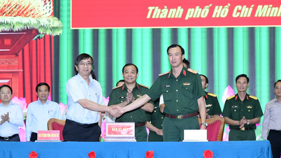 La prensa se encuentra junto a las fuerzas armadas de Ciudad Ho Chi Minh.