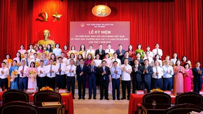 ສະຖາບັນການເມືອງແຫ່ງຊາດໂຮ່ຈິມິນ ໄດ້ສະເຫຼີມສະຫຼອງວັນຄົບຮອບ 101 ປີ ຂອງວັນສື່ມວນຊົນປະຕິວັດຫວຽດນາມ ແລະ ມອບລາງວັນວາລະສານ “ທິດສະດີ ແລະ ນະວັດຕະກໍາ” ຄັ້ງທຳອິດໃນປີ 2026.