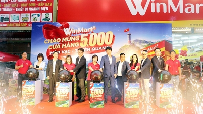 Menderma 5,000 bungkusan hadiah kepada penduduk tempatan dan merasmikan kedai WinMart+ di komune Meo Vac.