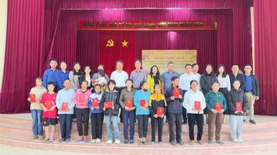 Sở Tư pháp trao quà Tết “Vì người nghèo” tại xã Hưng Nguyên Nam, tỉnh Nghệ An