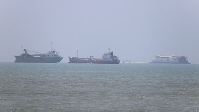 Tiga kapal tanker minyak Arab Saudi yang membawa 6 juta barel melintasi Selat Hormuz.