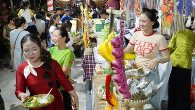 Gratis buffet med traditionelle kager og frugter ved Ninh Kieu Wharf.