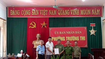 Truong Thi Ward, Ninh Binh Province (formerly Nam Dinh), announces and presents the decision allowing the establishment of a socio-professional association.