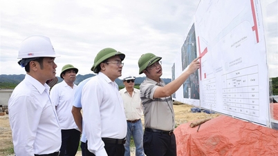 Wakil Ketua Komite Rakyat Provinsi, Phung Thanh Vinh, bekerja sama dengan berbagai kecamatan di bekas distrik Quy Chau dalam penyaluran dana investasi publik.