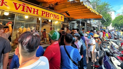 ງານບຸນຊ່ວງເຮືອມັງກອນ: ຝູງຊົນຈຳນວນຫຼວງຫຼາຍຕໍ່ແຖວຍາວເຖິງ 2 ຊົ່ວໂມງເພື່ອຊື້ເປັດປີ້ງໃນນະຄອນໂຮ່ຈິມິນ.