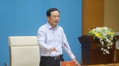 Phó Chủ tịch UBND tỉnh Quách Tất Liêm nghe các Ban Quản lý dự án báo cáo tình hình triển khai thực hiện một số dự án giao thông trọng điểm