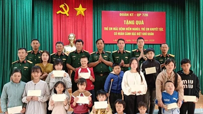 La 726.ª Brigada Económica y de Defensa Nacional entrega regalos a niños desfavorecidos.