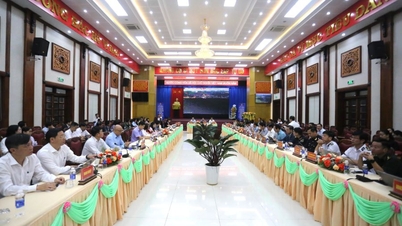 Treffen und Dialog zwischen Provinzvertretern und Import-Export-Unternehmen, die in der Wirtschaftszone Le Thanh International Border Gate tätig sind.
