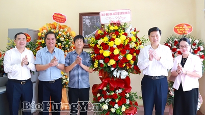 Kamerad Tran Quoc Toan, Wakil Sekretaris Tetap Komite Partai Provinsi dan Ketua Komite Front Persatuan Nasional Vietnam Provinsi Hung Yen, mengucapkan selamat kepada kantor perwakilan Surat Kabar Nhan Dan dan Kantor Berita Vietnam di Hung Yen.