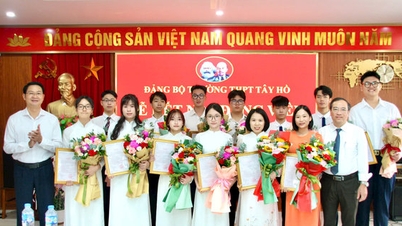 Distrito de Phu Thuong: Se admiten 13 nuevos miembros del Partido, inyectando una nueva fuente de energía juvenil al mismo.