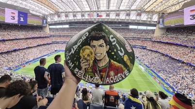 Di balik topi kerucut berbentuk Ronaldo yang dipegang oleh seorang penggemar Vietnam, seperti yang ditampilkan di IShowSpeed.