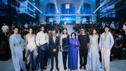 Toc Tien a chanté et s'est produit en tant que vedette pour ouvrir la Semaine internationale de la mode du Vietnam 2026.