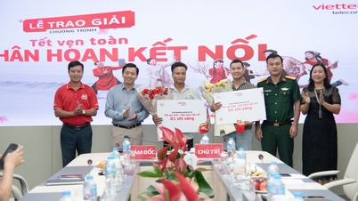 Viettel An Giang delar ut guldpriser till lyckliga kunder.