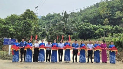 A União da Juventude do Ministério da Agricultura e do Meio Ambiente inaugurou uma ponte que liga aldeias em Tuyen Quang.