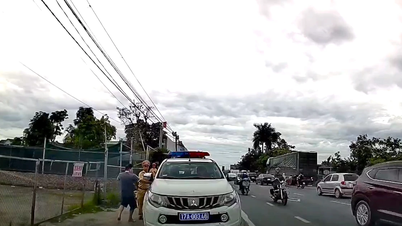 Polisi lalu lintas di Hung Yen menggunakan kendaraan khusus untuk mengangkut seorang anak laki-laki yang menderita kejang ke rumah sakit tepat waktu untuk mendapatkan perawatan darurat.