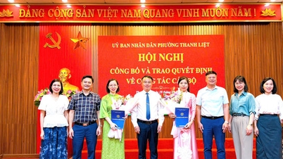 The People's Committee of Thanh Liet Ward announces and presents decisions on personnel matters.