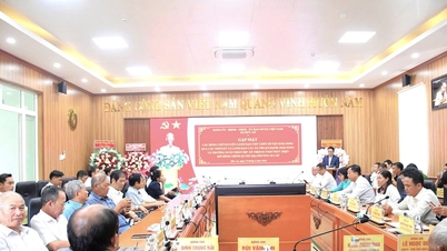 ডুক আন কম্যুন প্রাক্তন ও বর্তমান নেতাদের সঙ্গে একটি বৈঠক করেছে।