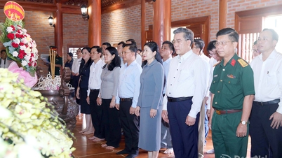 Dong Nai város vezetői és médiaügynökségek képviselői füstölőt ajánlottak fel a Ho Si Minh-emléktemplomban.