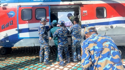 Helikopter darurat mengangkut pasien yang sakit kritis dari anjungan lepas pantai ke daratan untuk mendapatkan perawatan.