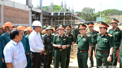 Jenderal Truong Thien To mengunjungi dan memberikan semangat kepada pasukan yang berpartisipasi dalam pembangunan sekolah di daerah perbatasan Kota Da Nang.