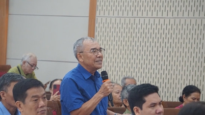 Perwakilan Dewan Rakyat Kota Hanoi - Daerah Pemilihan No. 17 bertemu dengan para pemilih sebelum sesi dimulai.