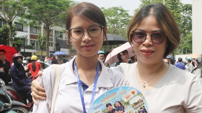 Waiting for the 10th grade entrance exam results in Hanoi: Children are worried, parents are anxious.