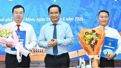 นายเหงียน วัน ดึ๊ก ประธานคณะกรรมการประชาชนนครโฮจิมินห์ นำเสนอผลการแต่งตั้งแก่เจ้าหน้าที่หลายท่าน