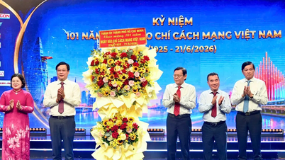 Uhonorowanie dziennikarzy, którzy towarzyszyli rozwojowi Ho Chi Minh City.