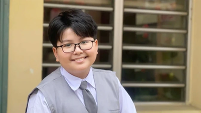 ディン・ティエン・ホアン小学校には、英語とベトナム語で最高得点を獲得した生徒が4人います。