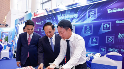 The booth at the 2026 National Press Conference attracts visitors with its technology and vibrant colors.