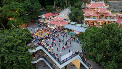 Ribuan orang berbondong-bondong ke Gunung Ba Den untuk menghadiri festival penghormatan kepada Bunda Suci Linh Son.