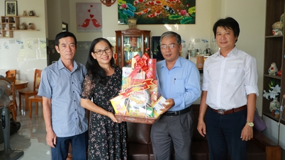 Para pemimpin surat kabar dan radio & televisi Tay Ninh mengunjungi mantan pemimpin surat kabar Tay Ninh.