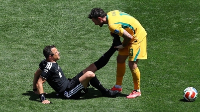 Wasit dalam kemenangan AS atas Australia menyebabkan insiden aneh, dengan para pemain bergegas masuk untuk 'menyelamatkan' pertandingan.