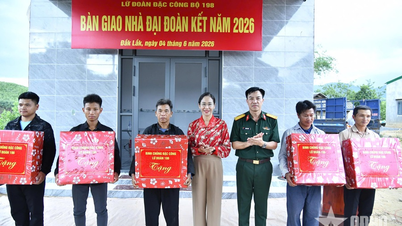 Mái ấm thắm tình quân dân ở bản người Mông