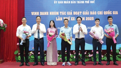 នៅពីក្រោយស្នាដៃដែលឈ្នះពានរង្វាន់