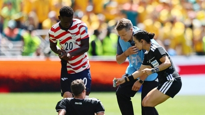 حادثة نادرة في كأس العالم 2026: الحكم "ينهار" بسبب التشنجات بينما تضمن الولايات المتحدة الأمريكية التأهل المبكر.