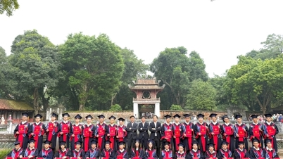 ในชั้นเรียนแห่งหนึ่งในกรุงฮานอย นักเรียน 34 คนสอบผ่านการสอบเข้าโรงเรียนมัธยมปลายเฉพาะทางทั้งหมด