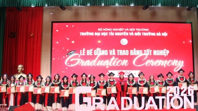 Más de 2.000 estudiantes de la Universidad de Recursos Naturales y Medio Ambiente de Hanói recibieron sus diplomas.