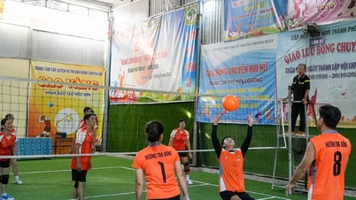 Huong Tra opens mixed men's and women's amateur volleyball tournament.