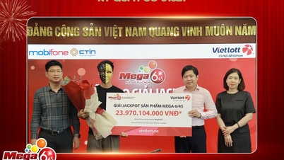Egy irodai dolgozó, aki lottószelvényt vásárolt, hogy elűzze a balszerencsét, váratlanul hírt kapott arról, hogy több mint 23 milliárd VND-t nyert a Vietlott lottón.