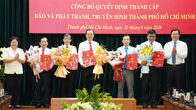 Ogłoszenie decyzji o utworzeniu gazety, radia i telewizji Ho Chi Minh City.