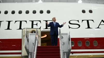 Pośród kontrowersji prezydent Trump zaprezentował nowy model Air Force One.