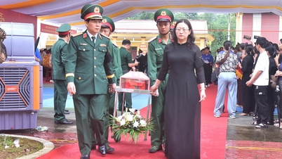 Lao Cai celebra un servicio conmemorativo y el entierro de 9 mártires que murieron en la guerra para proteger la frontera norte.