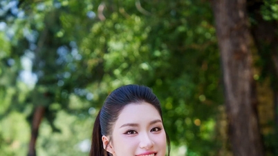Phuong Oanh appears in a princess-like outfit three months after winning the crown.
